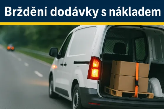 pohled na otevřenou jedoucí dodávku s nákladem, který je přikurtovaný pásy