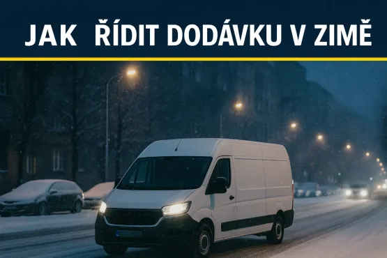 pohled na bílou dodávku na zasněžené silnici