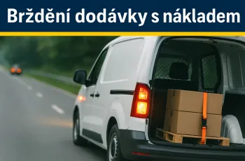 pohled na otevřenou jedoucí dodávku s nákladem, který je přikurtovaný pásy