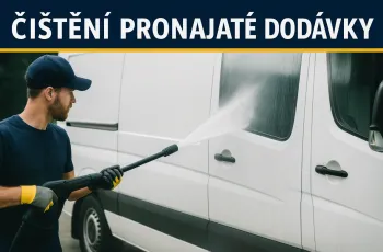 záběr na muže který čistí wapkou bílou dodávku