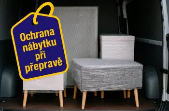 ilustračně umístěný nábytek v dodávce v obalových materiálech, hero image