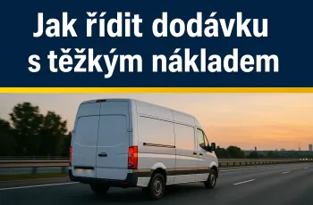 záběr na bílou dodávku při západu slunce s nákladem uvnitř